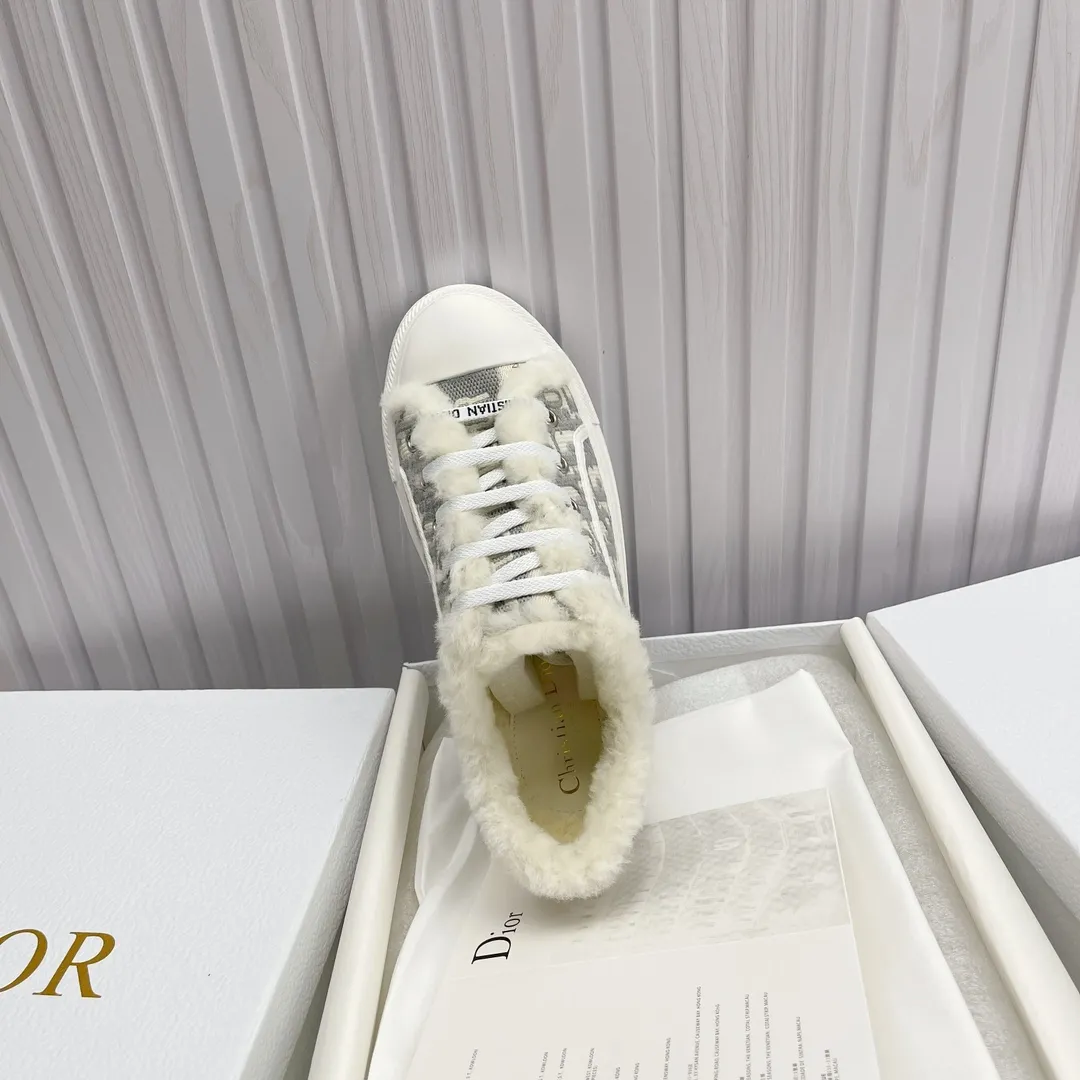 👟👟Ex-factory price 560👟👟 Ready-made high-quality Dior thick-soled sneakers with fully embroidered iconic patterns👟👟 ♦️Top quality in the market🎗Breaking hot item in foreign counters🎗Non-common imitation version in the market🎗🔳The fabric is made of Italian🇮🇹imported fabrics❗️Embroidered upper, original mold injection Logo frosted five-pointed star outsole🔳Inner wool injection molding mold Logo foam feet Code number: 35 to 41. 40 41 custom-made wool